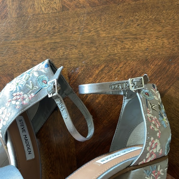 Steve Madden Silver Floral Embroidered Heels size 7.5M - Picture 5 of 8